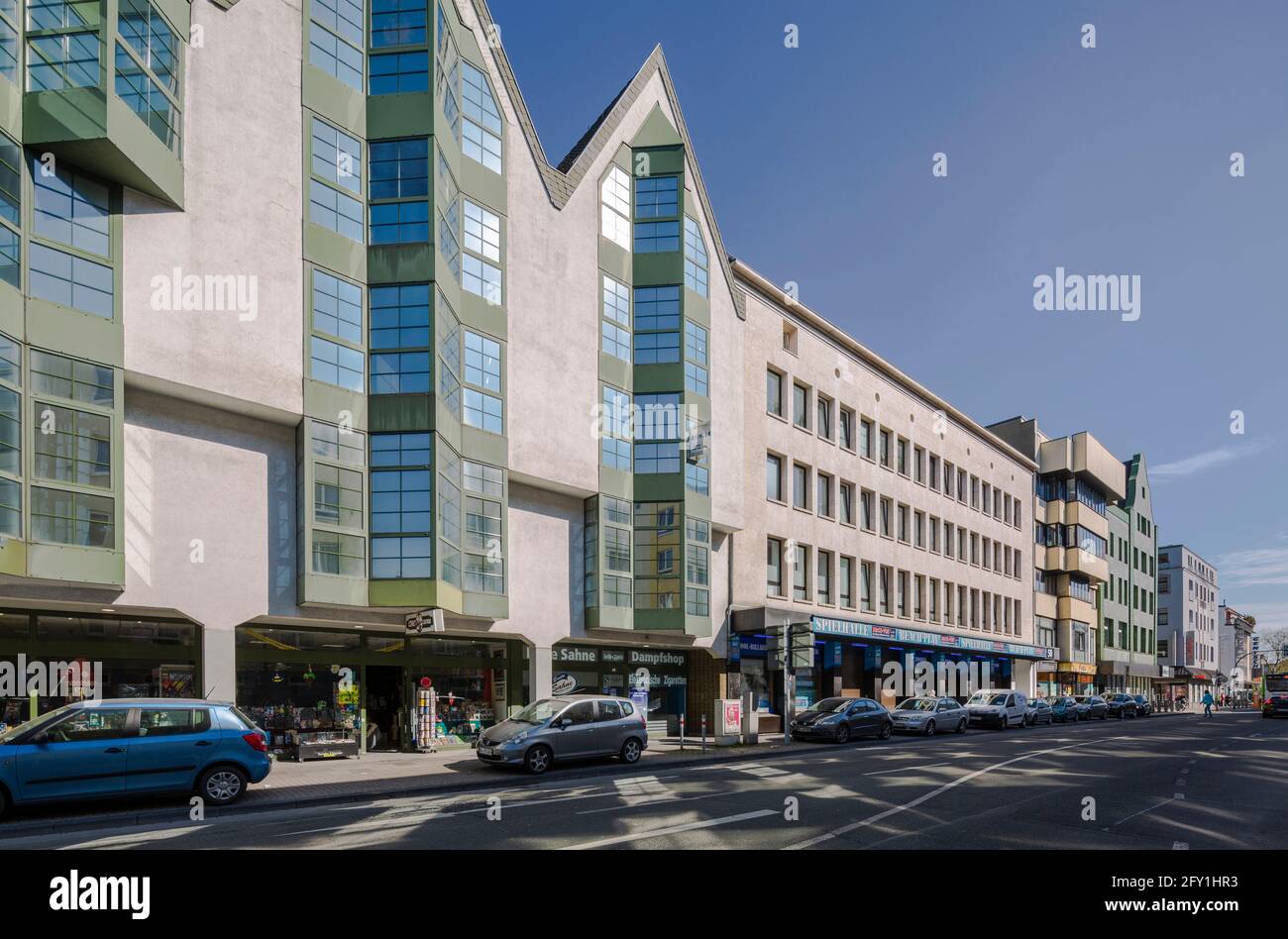 Deutschland, Oberhausen, Alt-Oberhausen, Ruhrgebiet, Niederrhein, Rheinland, Nordrhein-Westfalen, NRW, Häuserzeile an der Havensteinstraße, Geschäftsräume und Wohngebäude Stockfoto