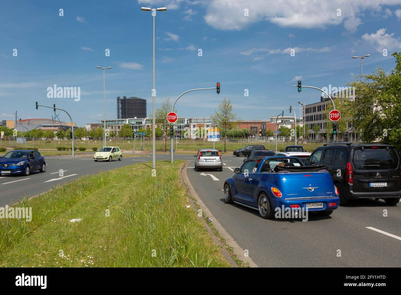 Deutschland, Oberhausen, Alt-Oberhausen, Oberhausen-Neue Mitte, Ruhrgebiet, Niederrhein, Rheinland, Nordrhein-Westfalen, NRW, Kreuzung Essener Straße und Osterfelder Straße, Autos, hinter Arena, Einkaufszentrum Centro und Messehalle Gasometer Stockfoto