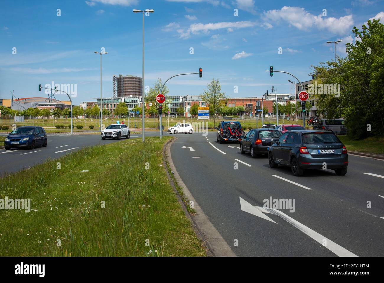 Deutschland, Oberhausen, Alt-Oberhausen, Oberhausen-Neue Mitte, Ruhrgebiet, Niederrhein, Rheinland, Nordrhein-Westfalen, NRW, Kreuzung Essener Straße und Osterfelder Straße, Autos, hinter Arena, Einkaufszentrum Centro und Messehalle Gasometer Stockfoto