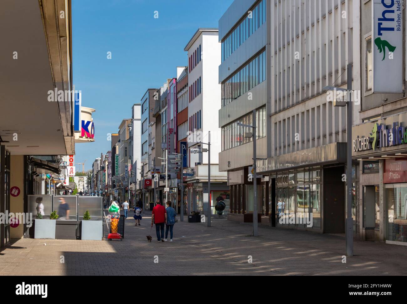 Deutschland, Oberhausen, Alt-Oberhausen, Ruhrgebiet, Niederrhein, Rheinland, Nordrhein-Westfalen, NRW, Menschen zu Fuß in der Fußgängerzone Marktstraße, Bürogebäude, Geschäfte und Wohngebäude Stockfoto