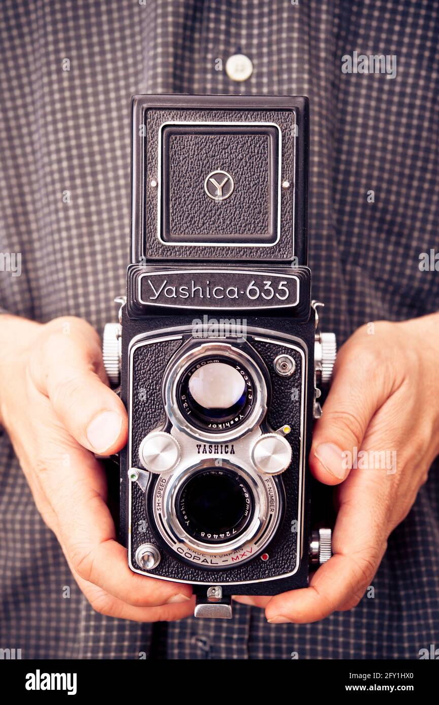 Männlicher Fotograf mit einer Yashica 635-Kamera mit zwei Objektiven Stockfoto