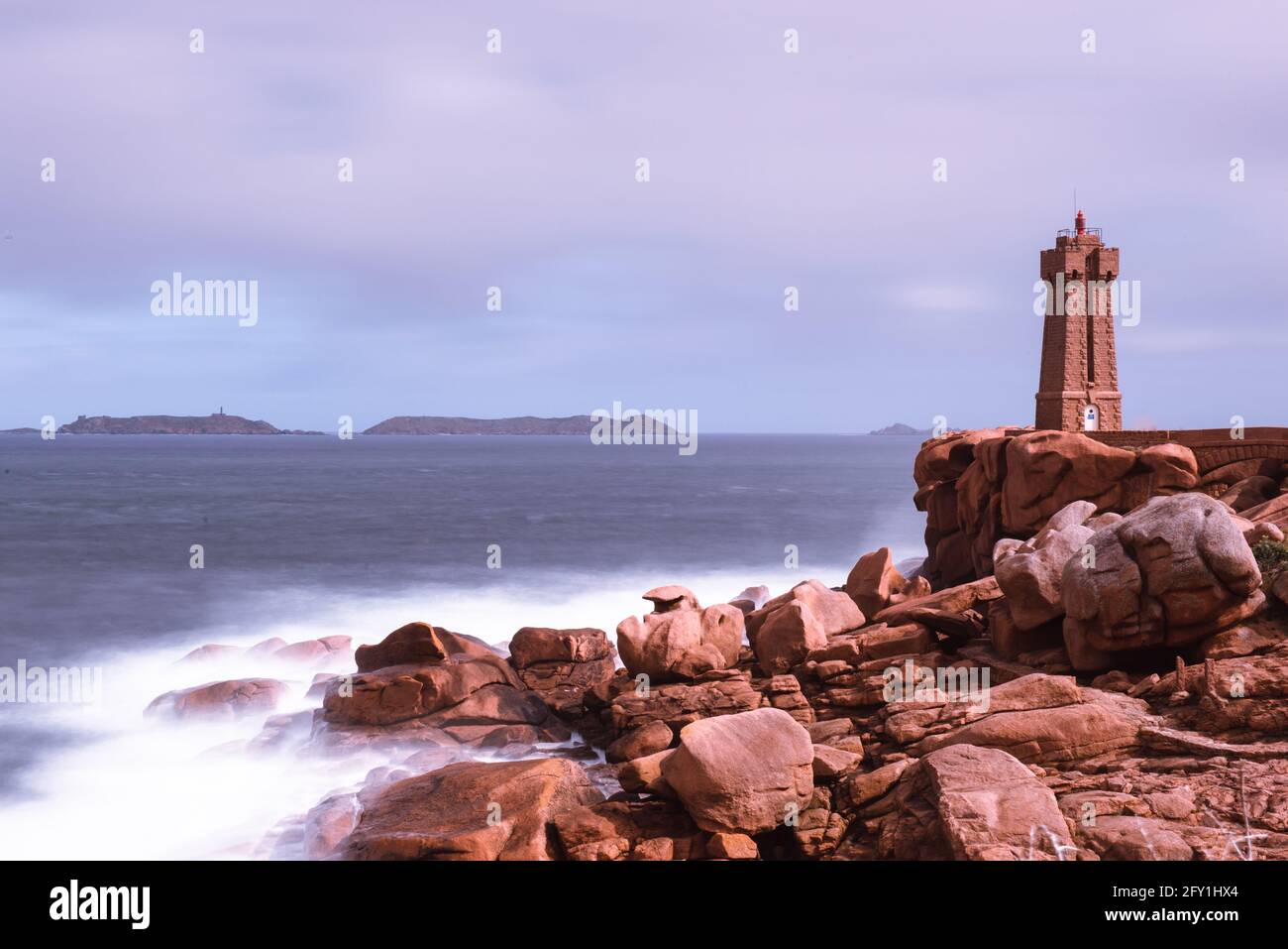 Die sieben Insel geht zurück und der Men ruz Leuchtturm ist lange ausgesetzt Stockfoto