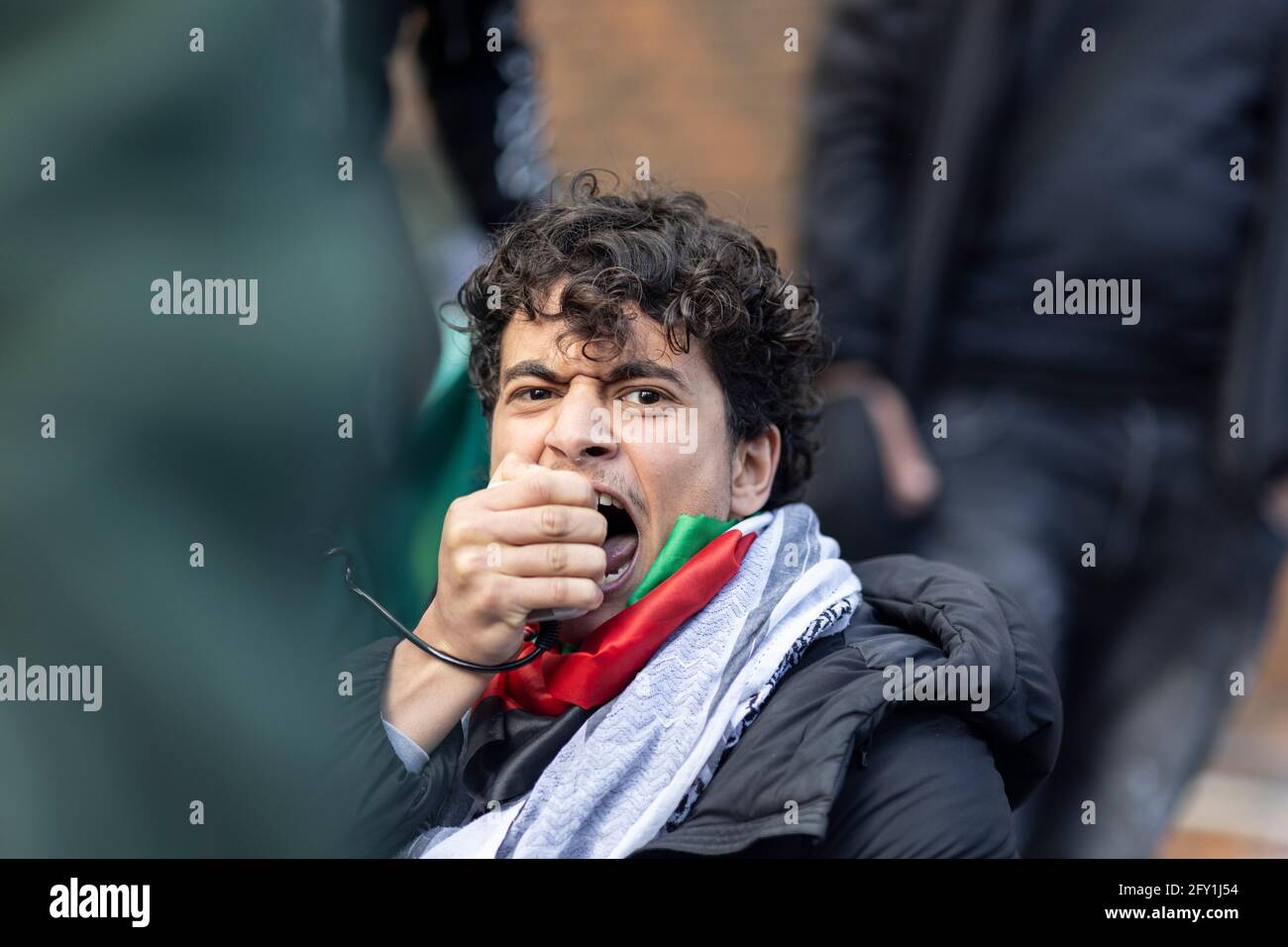 Porträt eines männlichen Protestierenden, der ins Mikrofon schreit, Protest gegen das Freie Palästina, Botschaft von Israel, London, 22. Mai 2021 Stockfoto