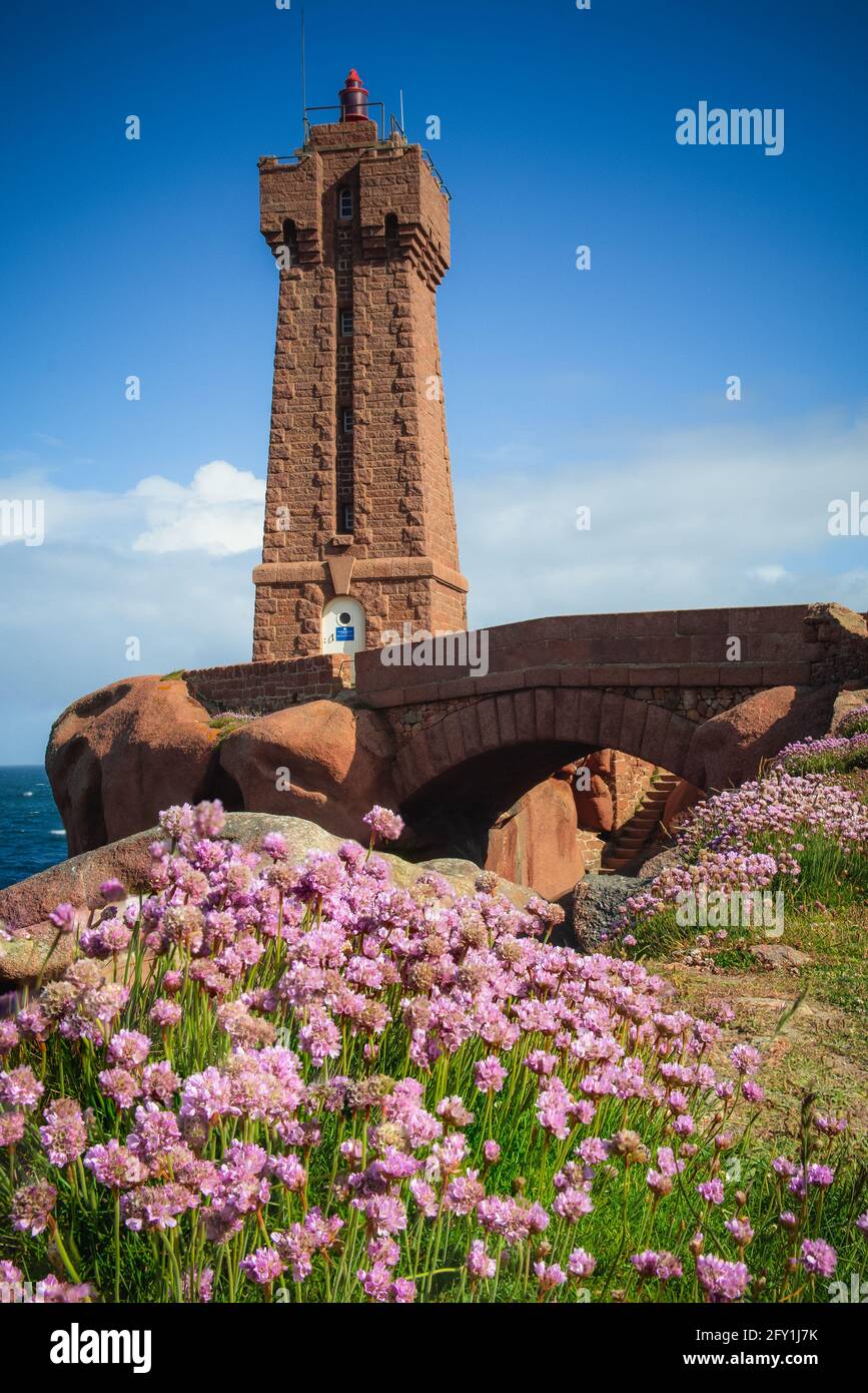 Seethrift vor dem Leuchtturm von Men Ruz am Rosafarbene Granitküste Stockfoto