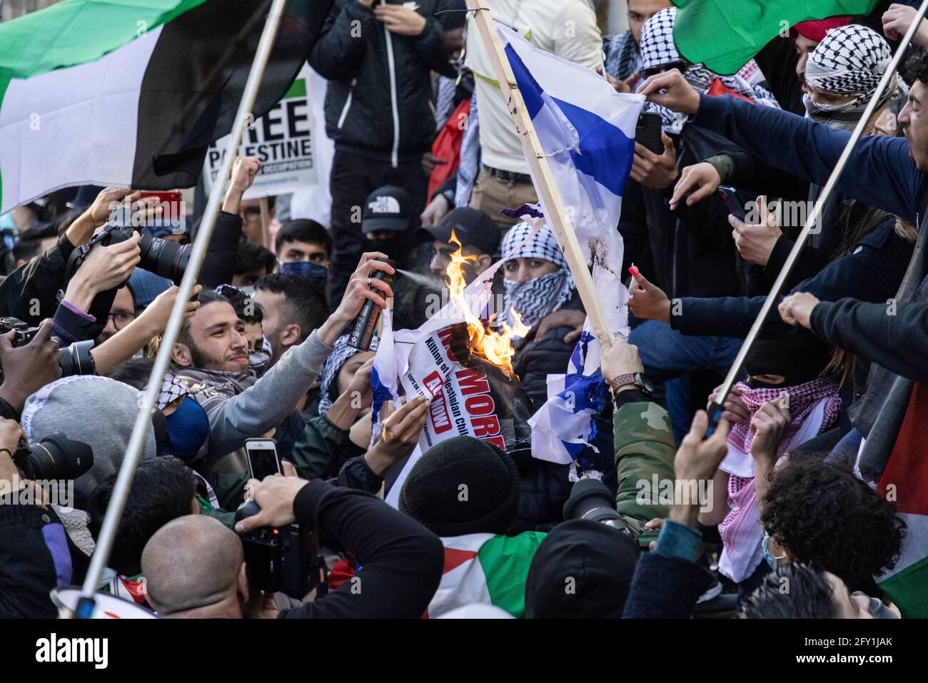 Massen von Demonstranten, die israelische Flagge verbrennen, Protest gegen das Freie Palästina, Botschaft von Israel, London, 22. Mai 2021 Stockfoto
