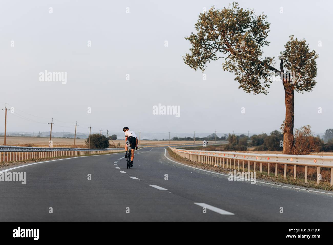 Professioneller Rennradfahrer im Helmrennen an der frischen Luft Stockfoto