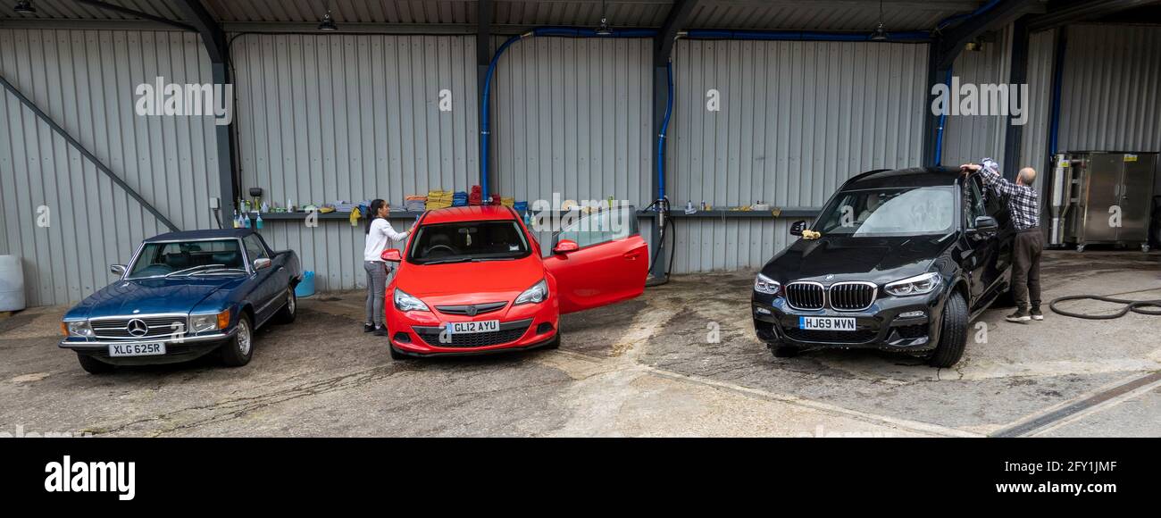 Hampshire, England, Großbritannien. 2021. Die Arbeiter waschen und polieren Autos, die Finishing-, Trocknungs- und Polierfläche. Stockfoto