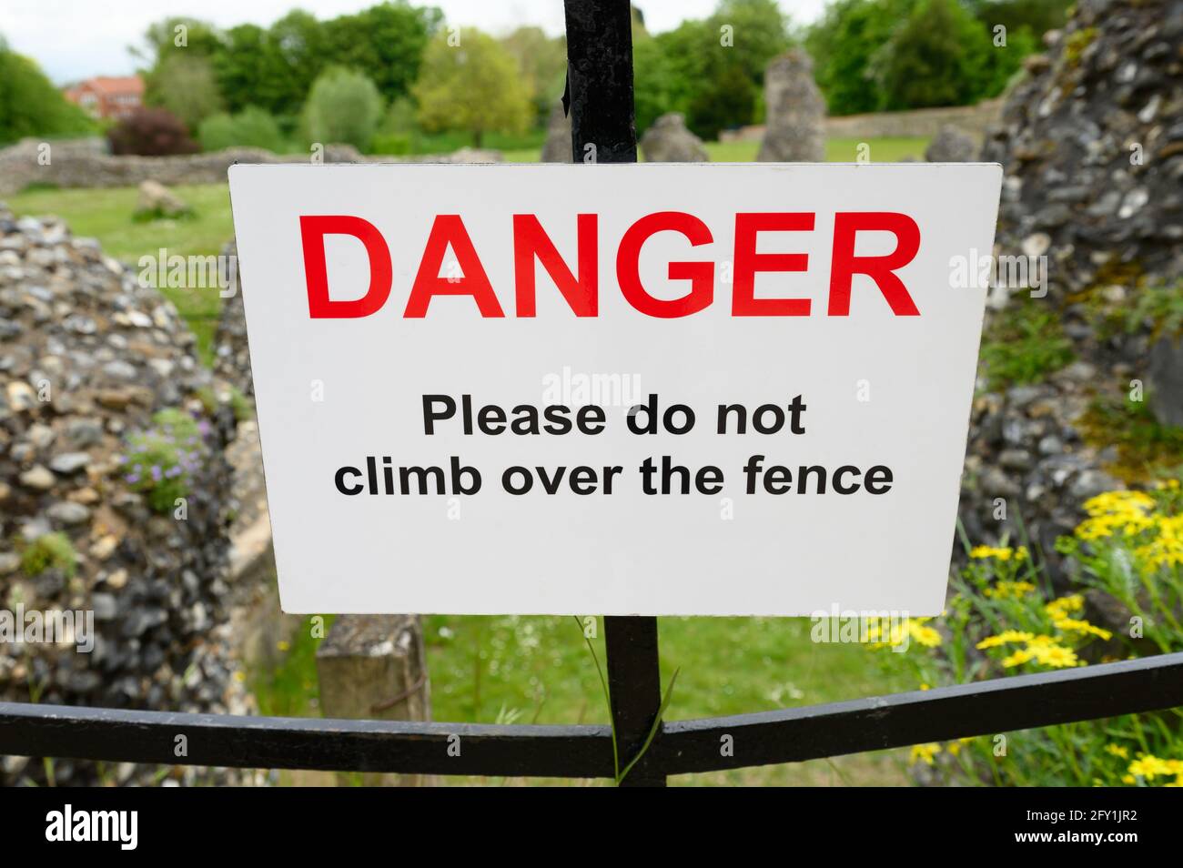Warnschild, das darauf hinweist, nicht über den Zaun zu klettern Stockfoto