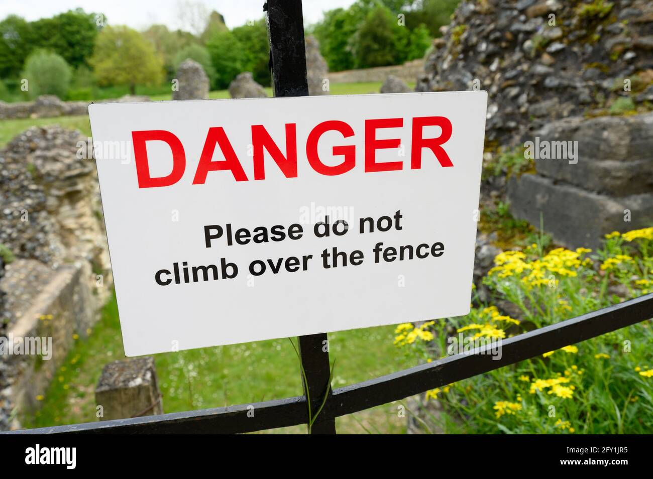 Warnschild, das darauf hinweist, nicht über den Zaun zu klettern Stockfoto