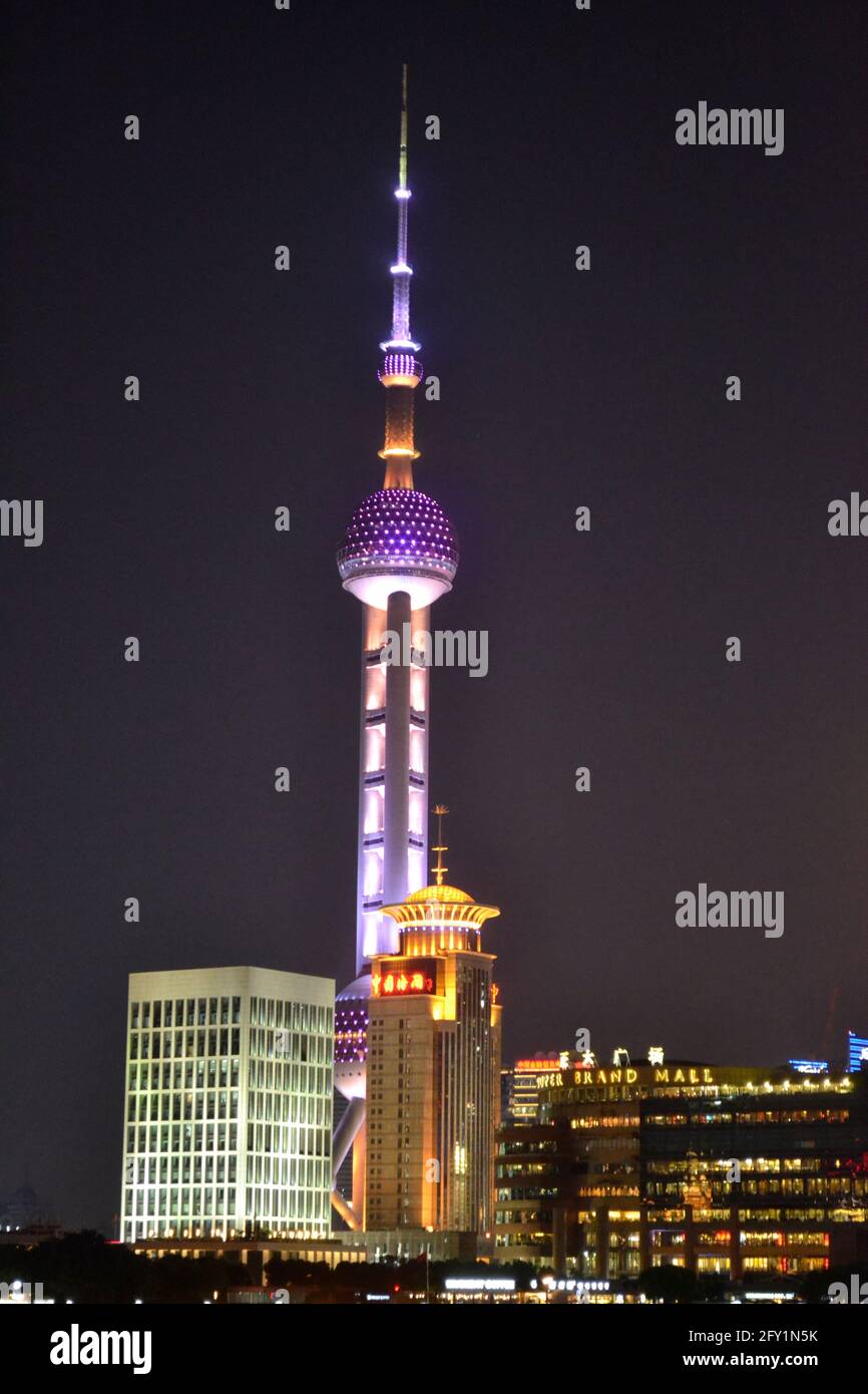Die Wolkenkratzer der Pudong-Region in Shanghai, China, erleuchten am Abend für Tausende von Touristen, die jeden Tag strömen, um sie zu beobachten Stockfoto