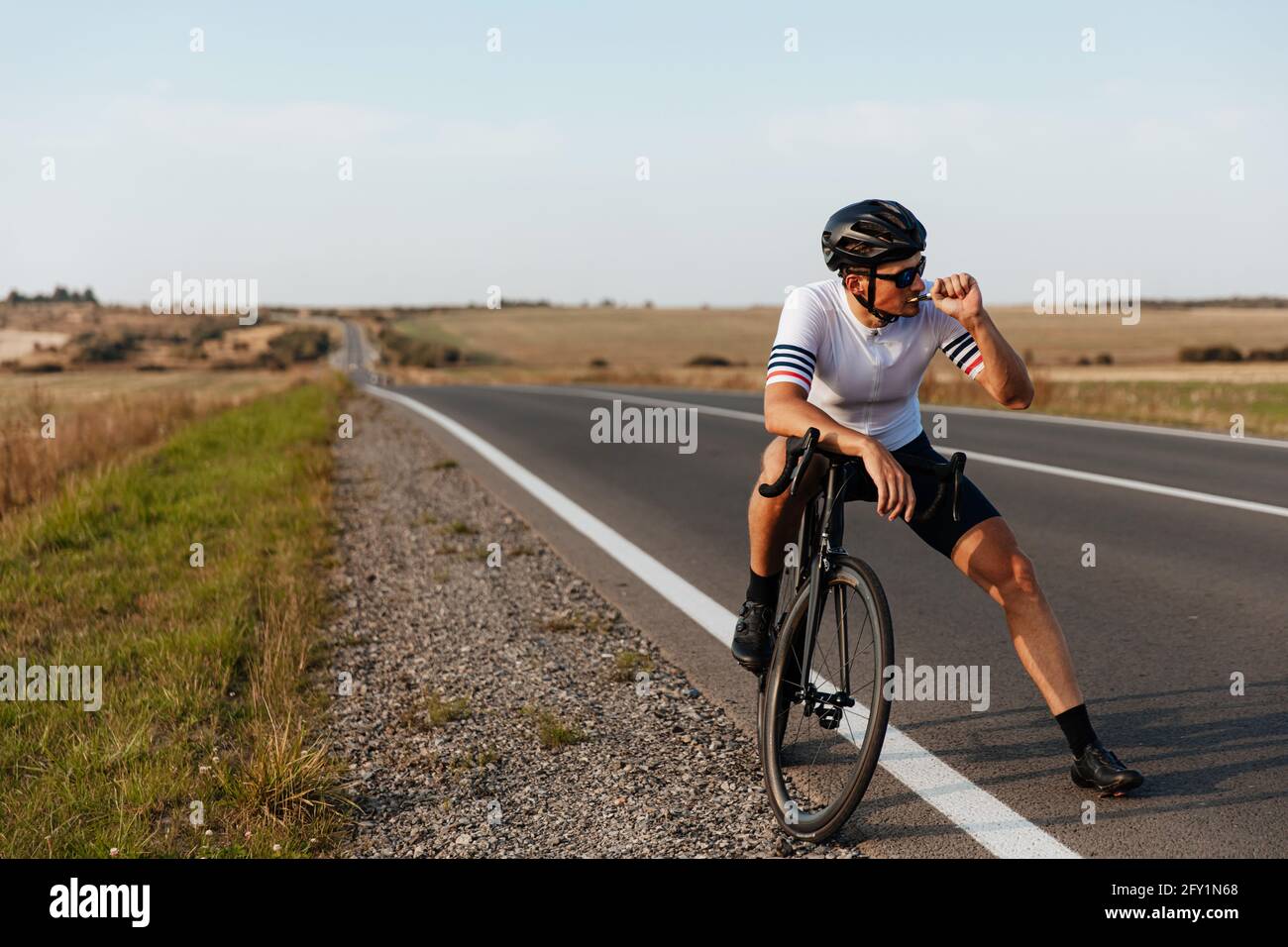 Radfahrer entspannen auf der Straße und essen sportliche Ernährung Stockfoto