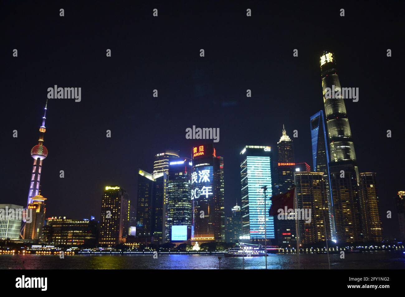 Die Wolkenkratzer der Pudong-Region in Shanghai, China, erleuchten am Abend für Tausende von Touristen, die jeden Tag strömen, um sie zu beobachten Stockfoto