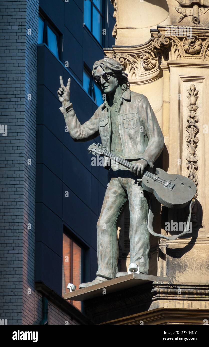 John Lennon-Statue an der Ecke der Hard Day's Night Hotel in Liverpool Stockfoto