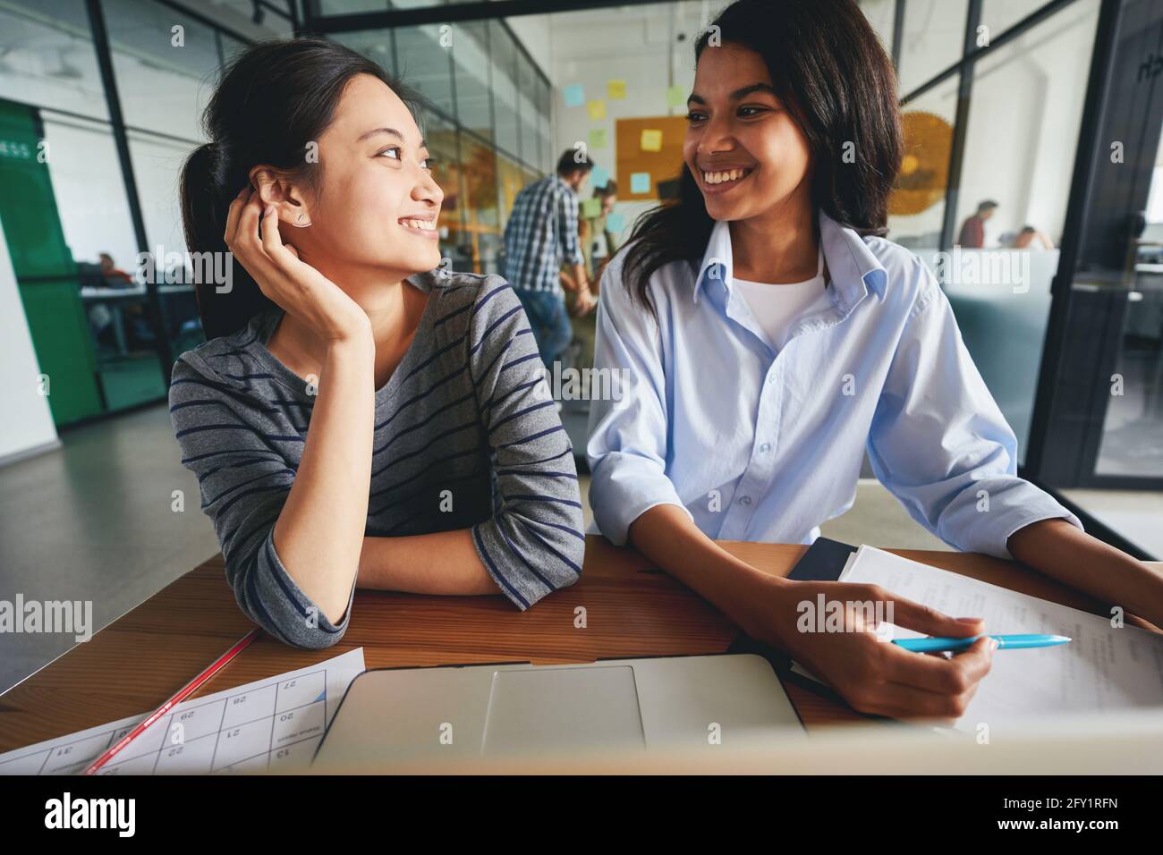 Zwei ehrgeizige junge Damen, die in derselben Firma arbeiten Stockfoto