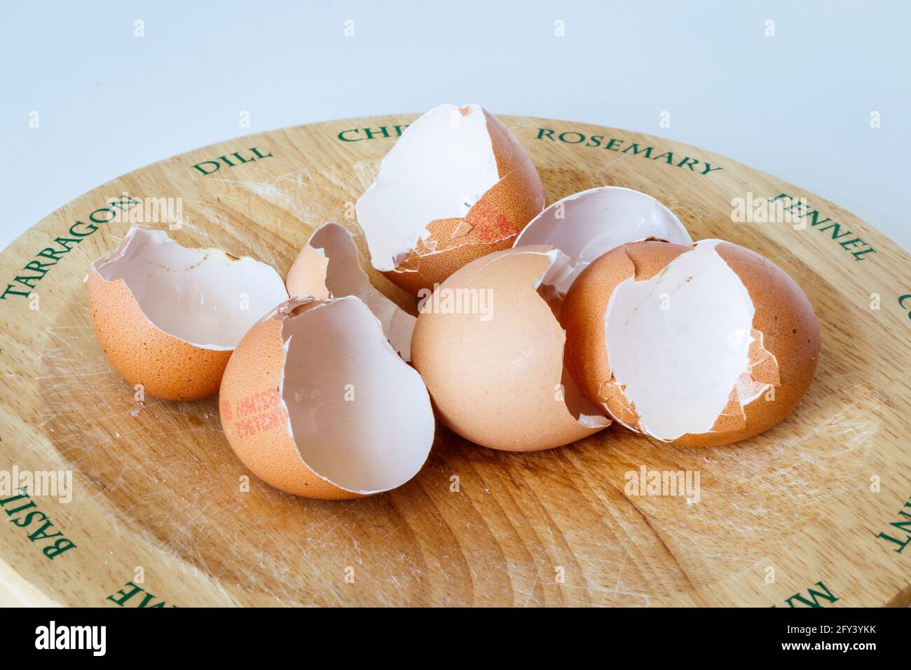 Die leeren Schalen von vier Eiern auf einem Holzhacken Platine Stockfoto