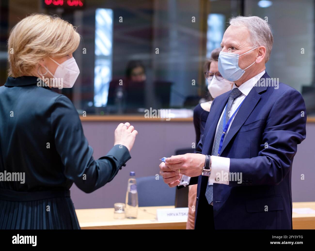 26. Mai 2021, Belgien, Brüssel: 26.05.2021, Belgien, Brüssel: Die deutsche Landwirtschaftsministerin Julia Klockner (L) scherzte mit dem finnischen Landwirtschaftsminister Jari Leppa (R) vor einem Treffen der Fischereiminister im Europa, dem Sitz des EU-Rates am 26. Mai 2021 in Brüssel, Belgien. Die Minister werden den Stand der Beratungen mit dem Vereinigten Königreich über die Fangquoten nach dem Brexit erörtern. Außerdem werden die spanischen und französischen Delegationen den Ministern Informationen über den Stand der Verhandlungen der Welthandelsorganisation über Fischereisubventionen zur Verfügung stellen. Seit 201 Stockfoto