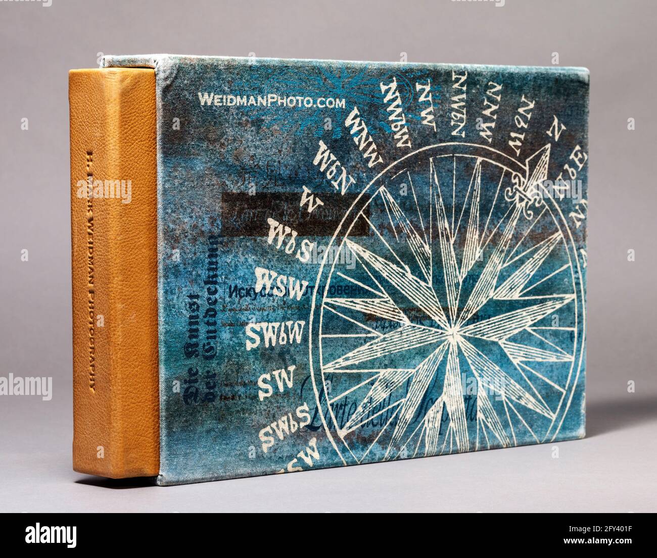 Custom, Denim; Slip Case; Leder; Box; Gicleé; Druck; Portfolio; Fotograf H. Mark Weidman; Logo; Kompass; Reisen; Kunst der Entdeckung; Kompassrose; Stockfoto