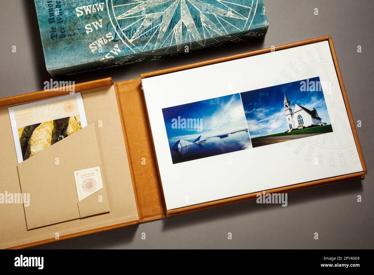 Custom, Denim; Slip Case; Leder; Box; Gicleé; Druck; Portfolio; Fotograf H. Mark Weidman; Logo; Kompass; Reisen; Kunst der Entdeckung; Kompassrose; Stockfoto