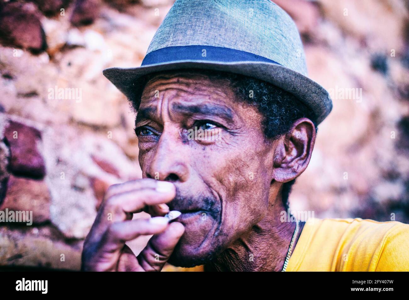 Porträt eines älteren Mannes im Hutrauchen. Trinidad, Kuba. Stockfoto