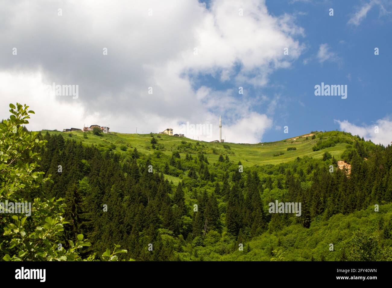 Seltene und beeindruckende Aussicht auf die Berge in der Türkei mit grünen Bäumen geschmückt. Durch die Begegnung mit bewölktem Himmel entsteht eine erstaunliche Szene. Stockfoto