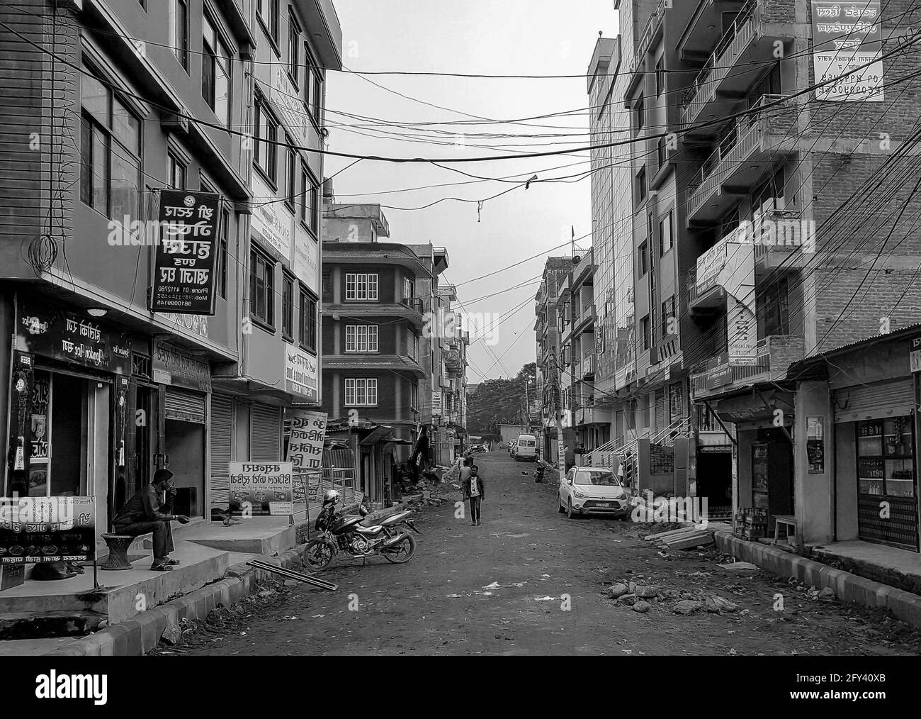 Kathmandu Nepal 21. Mai 2018 Schwarz-Weiß-Bild einer schmutzigen und staubigen Straße und Baustelle in Sinamangal, Kathmandu, Nepal. Stockfoto