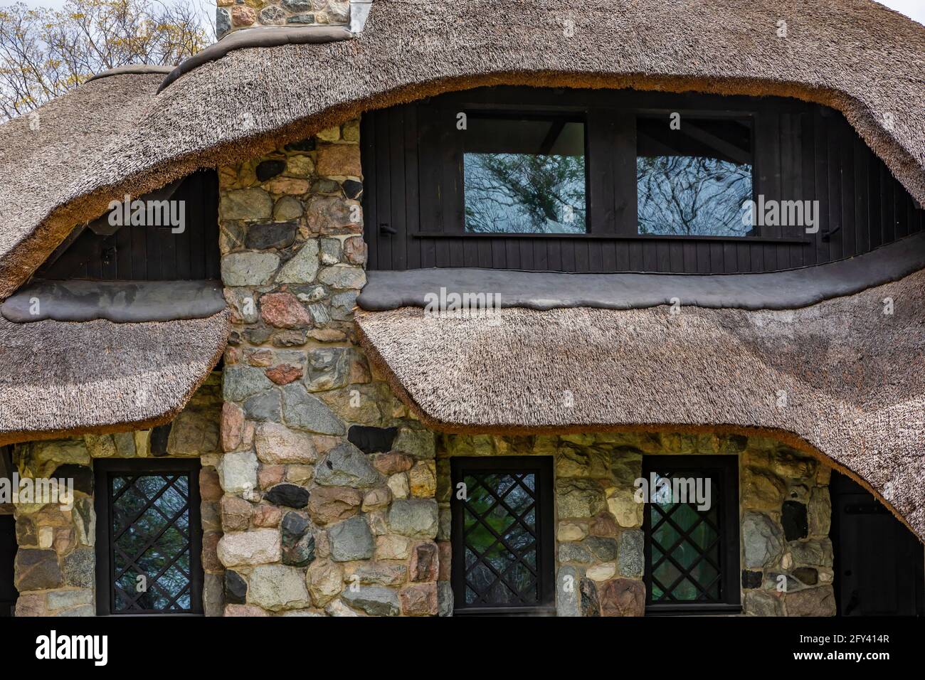 Das Thatch House, eines der Mushroom Houses, das vom Architekten Earl Young im 20. Jahrhundert entworfen wurde, mit Strohdach und anderen Renovierungen, die von Mi hinzugefügt wurden Stockfoto