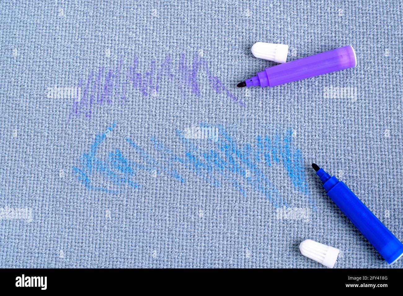 Schmutzige Flecken von Filzstiften auf dem Stoff beim Zeichnen auf dem  Tisch. Reinigungskonzept. Hochwertige Fotos Stockfotografie - Alamy