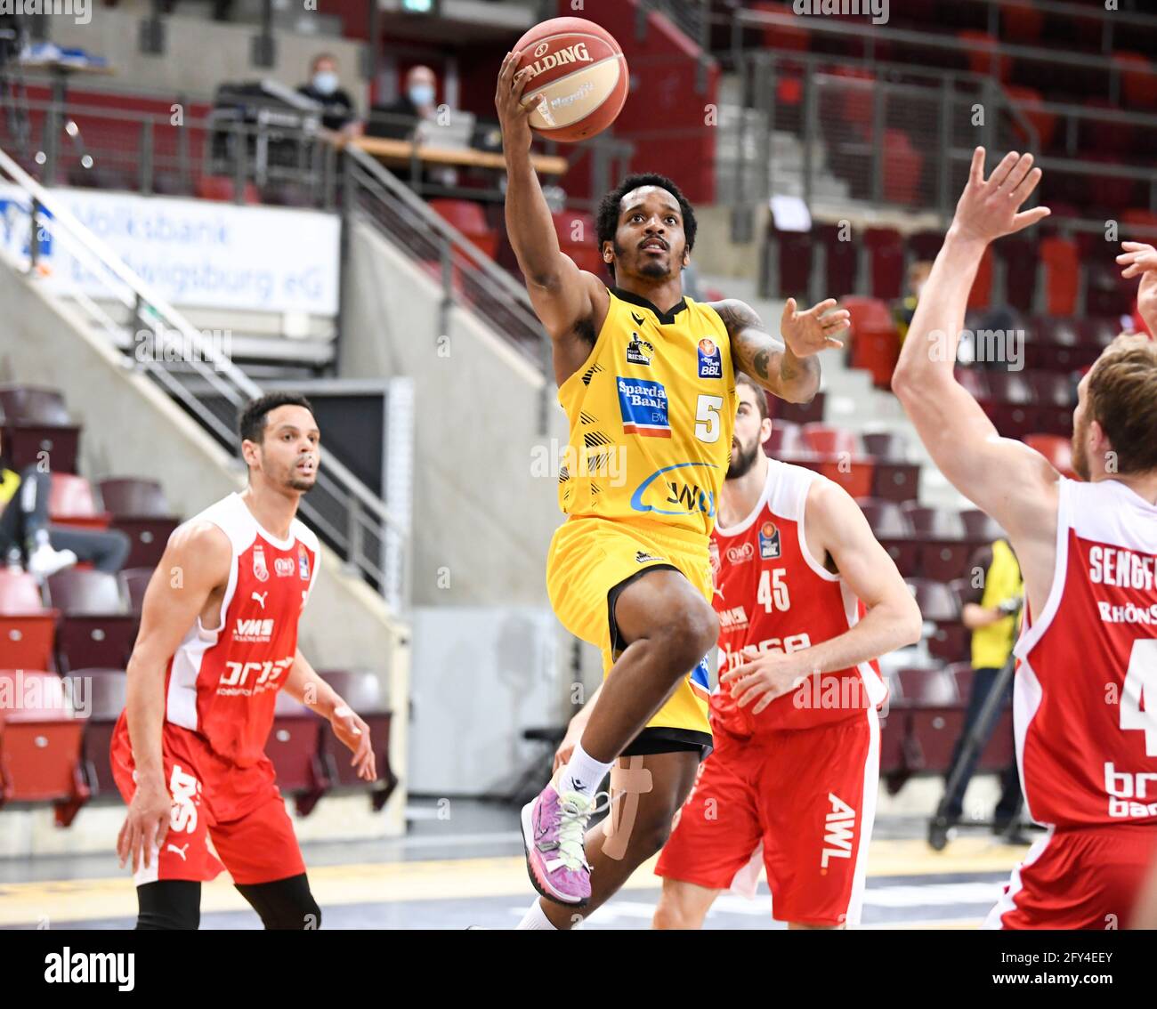 Ludwigsburg, Deutschland. Mai 2021. Basketball: Bundesliga, MHP Riesen Ludwigsburg - Brose Bamberg, Meisterschaftsrunde, Viertelfinale, Matchday 5: Der Ludwigsburger Barry Brown Jr. (M) geht in den Korb. Quelle: Thomas Kienzle/dpa/Alamy Live News Stockfoto