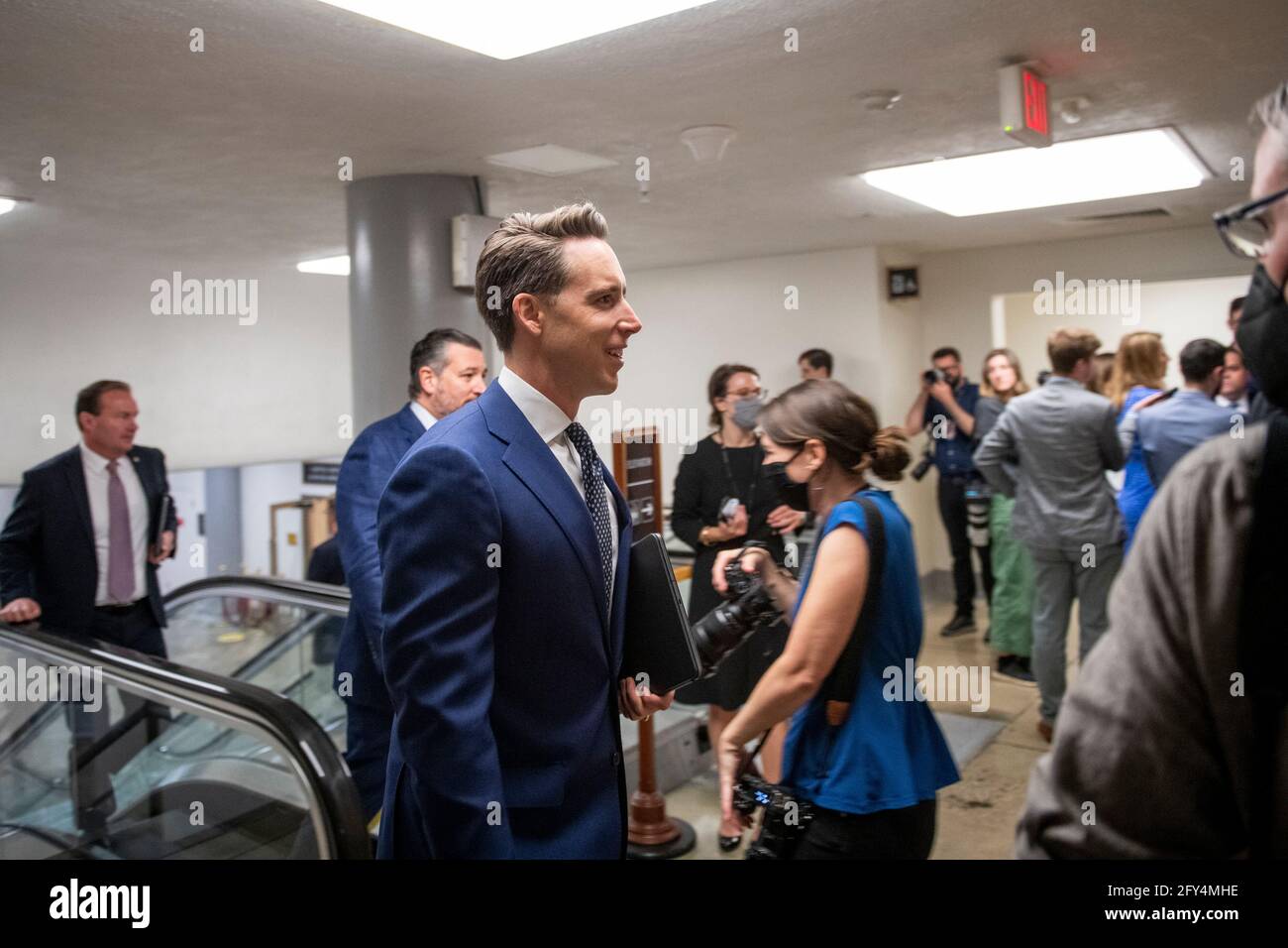 Der US-Senator Josh Hawley (Republikaner von Missouri) geht am Donnerstag, den 27. Mai 2021, bei einer Abstimmung im US-Kapitol in Washington, DC, durch die Senatsunterführung. Kredit: Rod Lamkey/CNP /MediaPunch Stockfoto