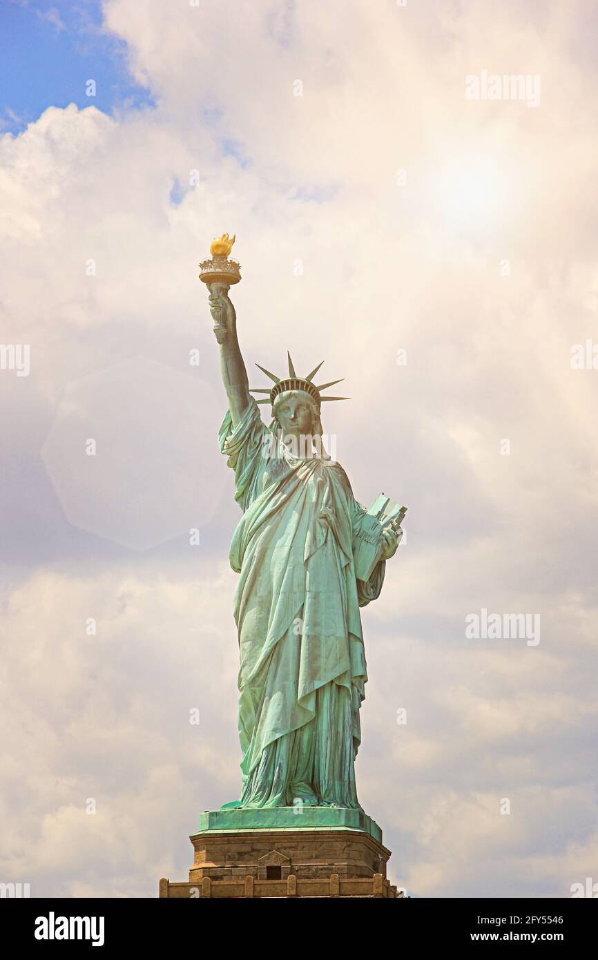 Freiheitsstatue an einem sonnigen Sommertag, New York City Stockfoto