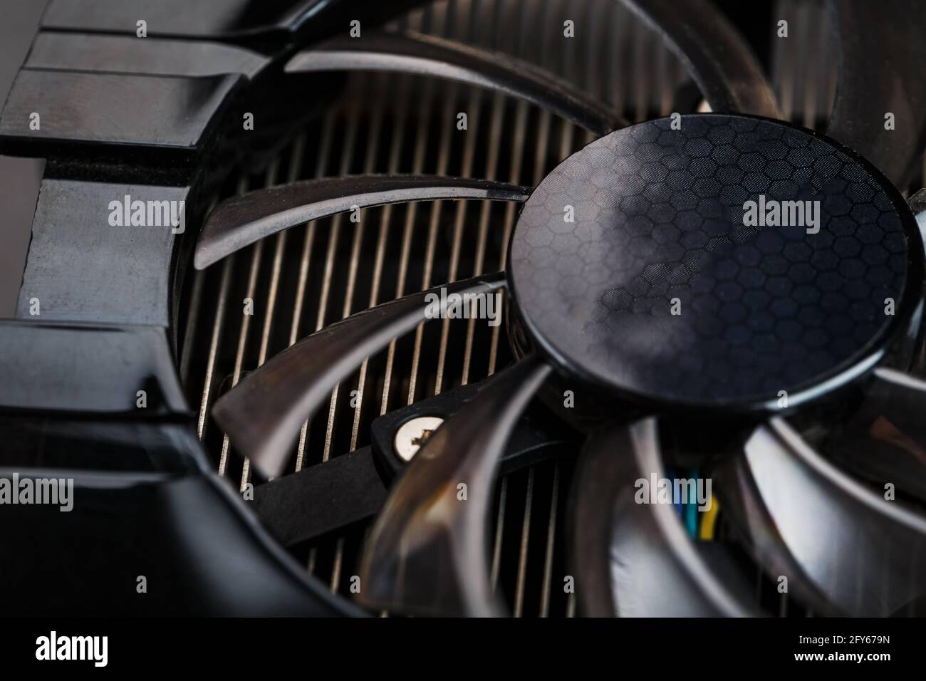 Spiel Videokarte Cooler Blades Selektive Nahaufnahme Fokus. Progressives Kühlsystem für Videochip, Prozessor und Speicher. Computerdetails Stockfoto