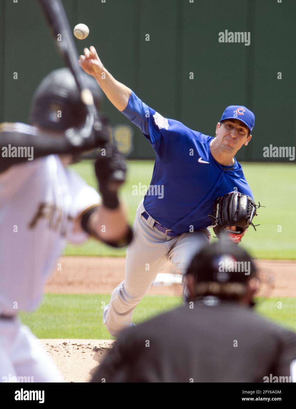 Pittsburgh, Usa. Mai 2021. Chicago Cubs startet Pitcher Kyle Hendricks (28) wirft im ersten Inning gegen die Pittsburgh Pirates im PNC Park am Donnerstag, 27. Mai 2021 in Pittsburgh. Foto von Archie Corper/UPI Credit: UPI/Alamy Live News Stockfoto