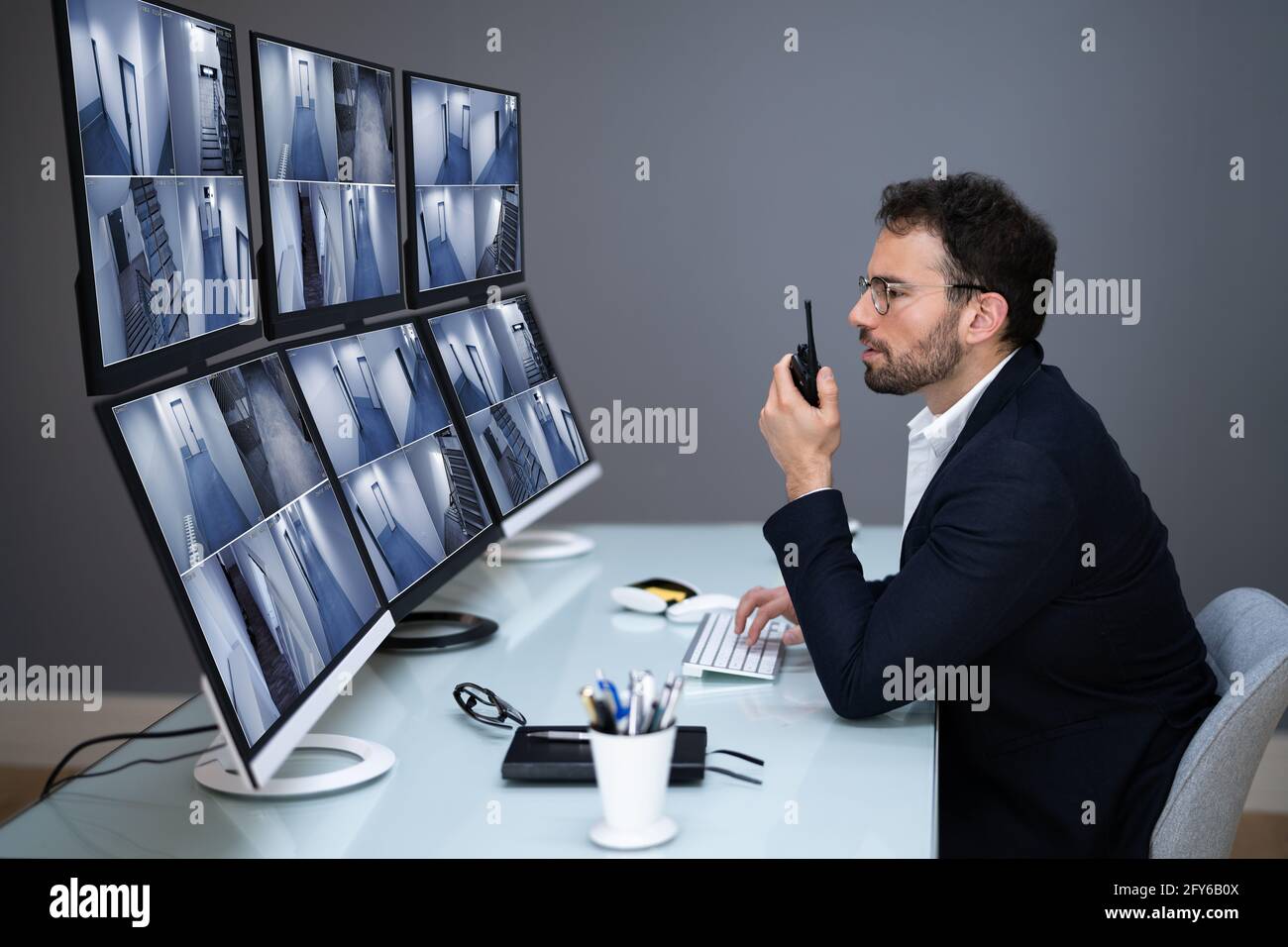 Sicherheitssystem CCTV-Überwachungsraum. Mann Mit Walkie Talkie Stockfoto