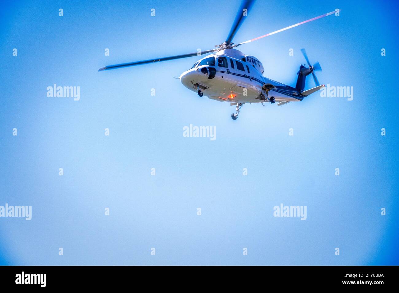 Flughubschrauber mit bewegungsunscharfen rotierenden Klingen, USA Stockfoto