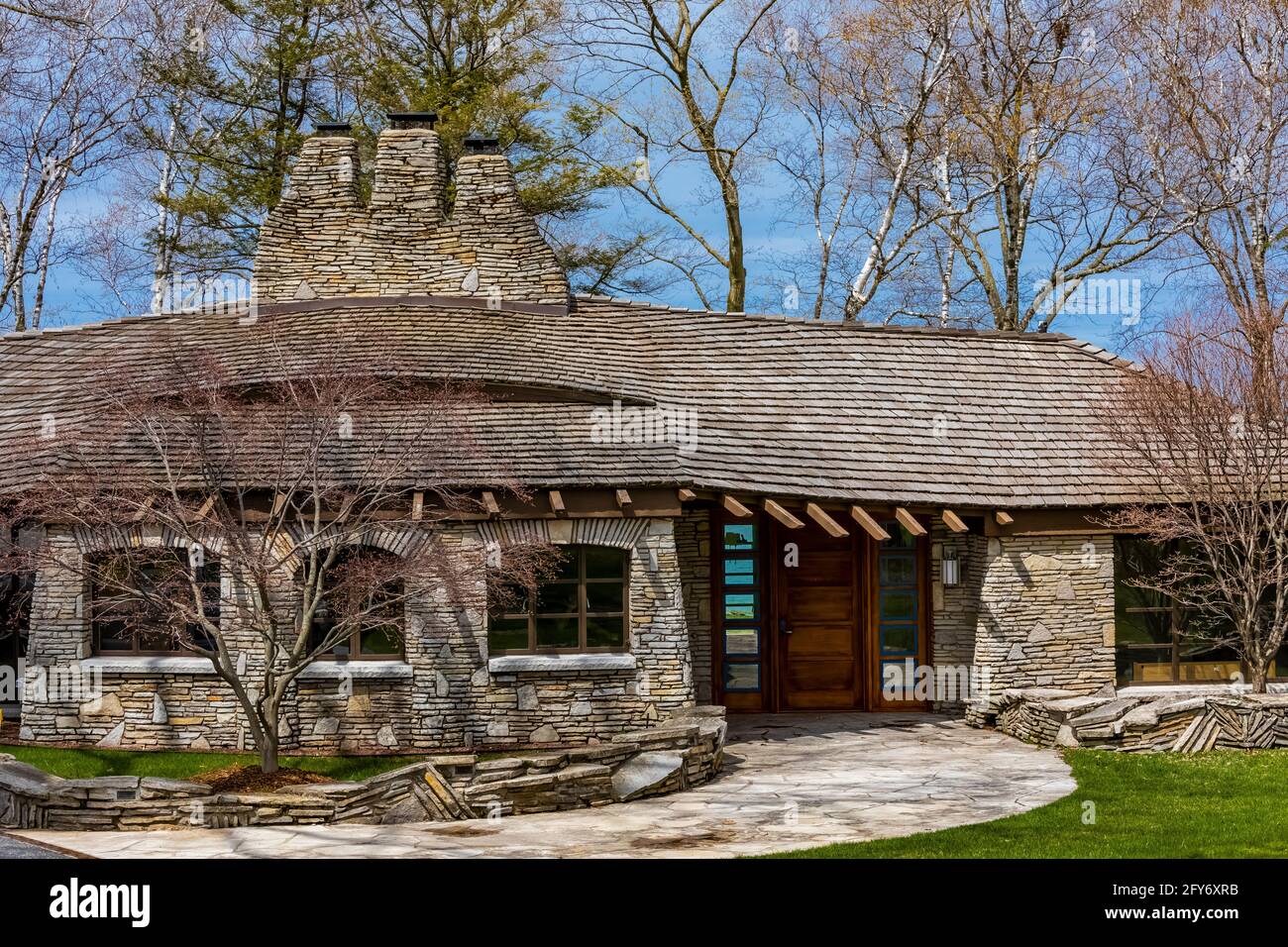 Sucher House, eines der Mushroom Houses, entworfen vom Architekten Earl Young im 20. Jahrhundert, Charlevoix, Michigan, USA [Keine Eigentumsfreigabe; verfügbar Stockfoto
