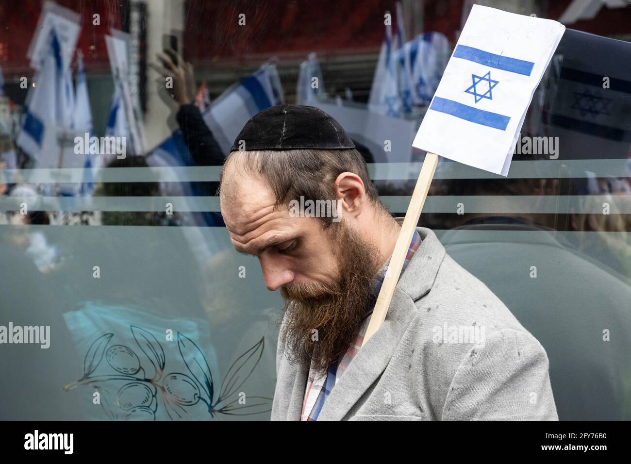 Ein Protestler mit Plakat mit israelischer Flagge, zionistische Demonstration, Botschaft von Israel, London, 23. Mai 2021 Stockfoto