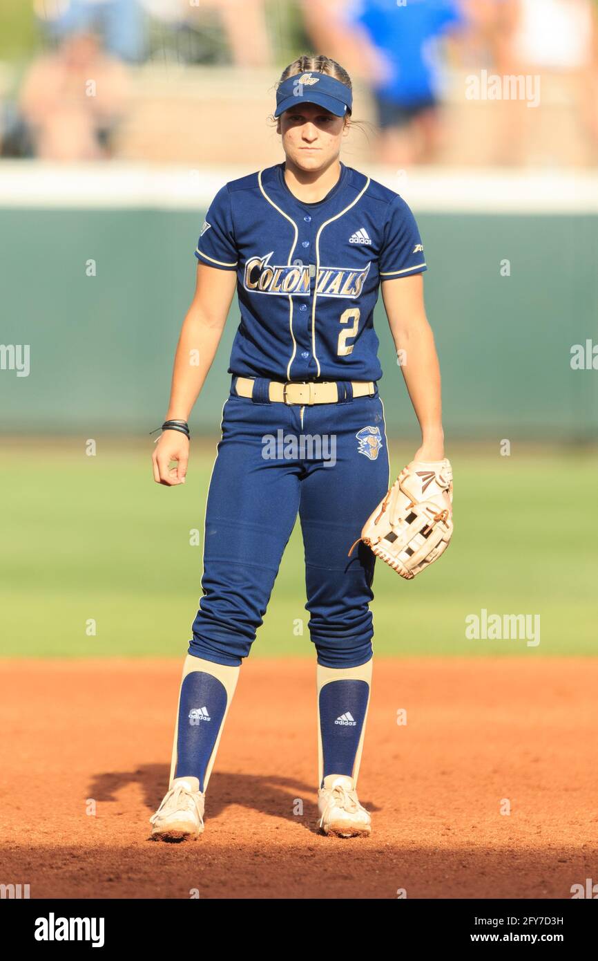 Maggie Greco (2), dritter Baseman der George Washington University, gegen den Staat McNeese während der NCAA Softball Regional, Samstag, 22. Mai 2021, in Bato Stockfoto