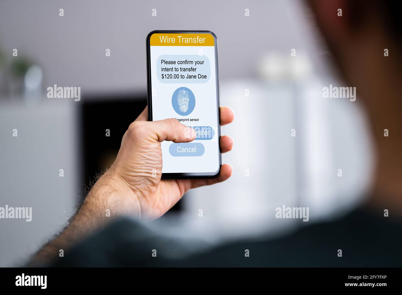 Handy-App Zur Authentifizierung Der Banküberweisung Am Telefon Stockfoto