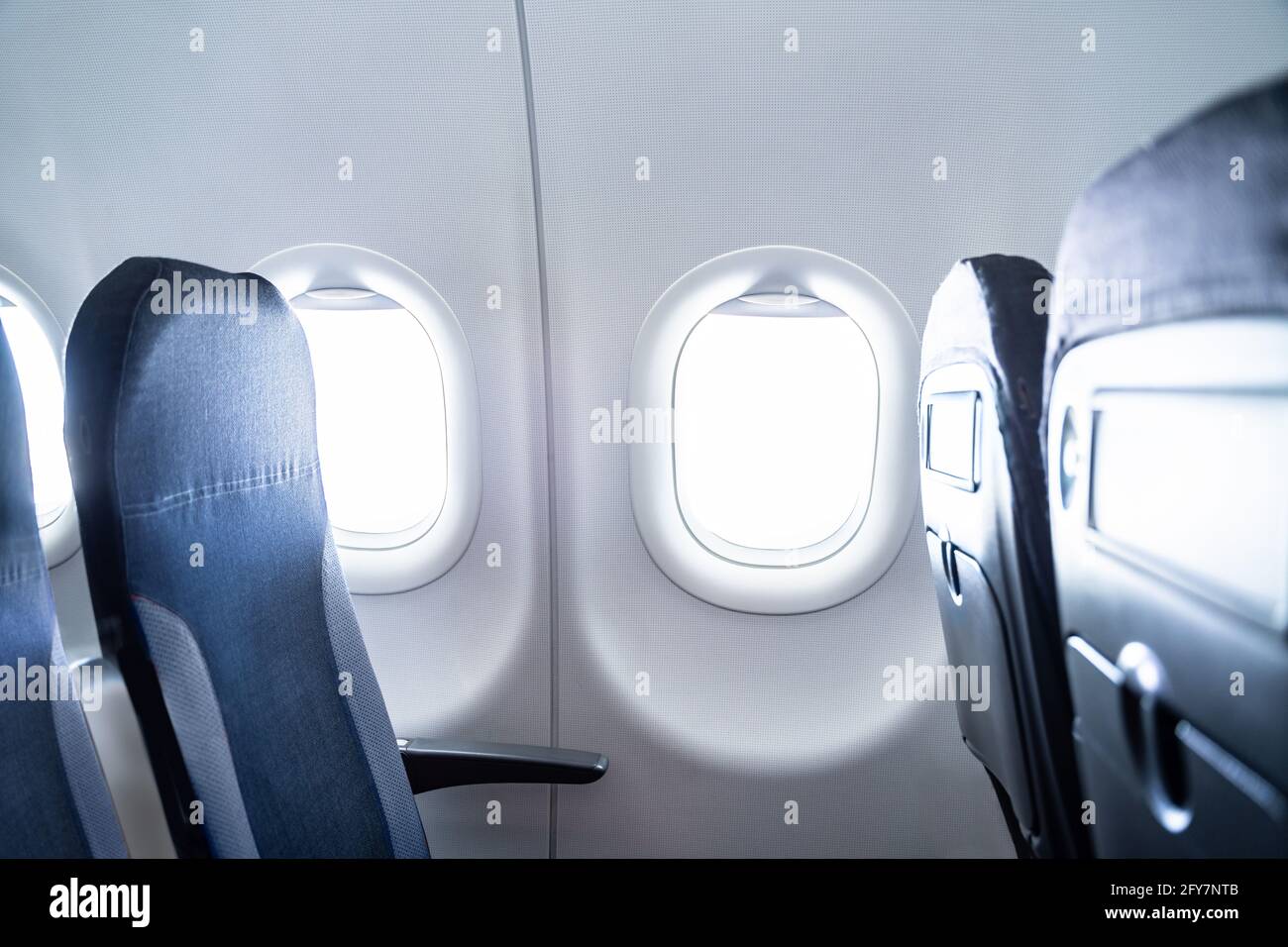 Fenstersitz Im Flugzeug. Reisen In Der Economy-Klasse. Innenraum Des Flugzeugs Stockfoto
