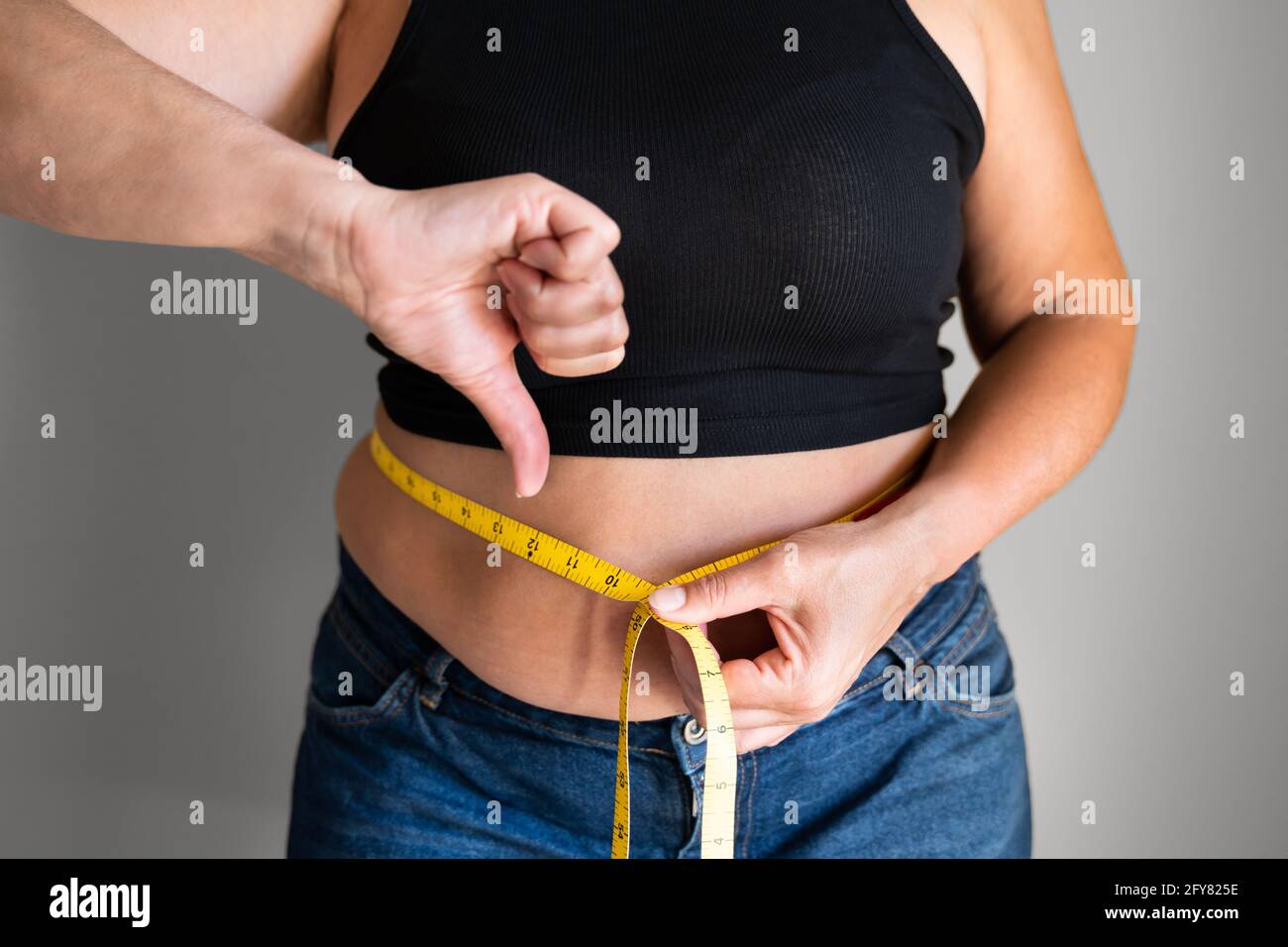 Kaukasische Frau Mit Bauchfett Mit Maßband Nahaufnahme Stockfoto