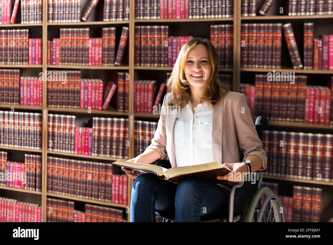 Rechtsanwalt Im Gerichtssaal, Der Mit Juristischen Büchern Arbeitet Stockfoto