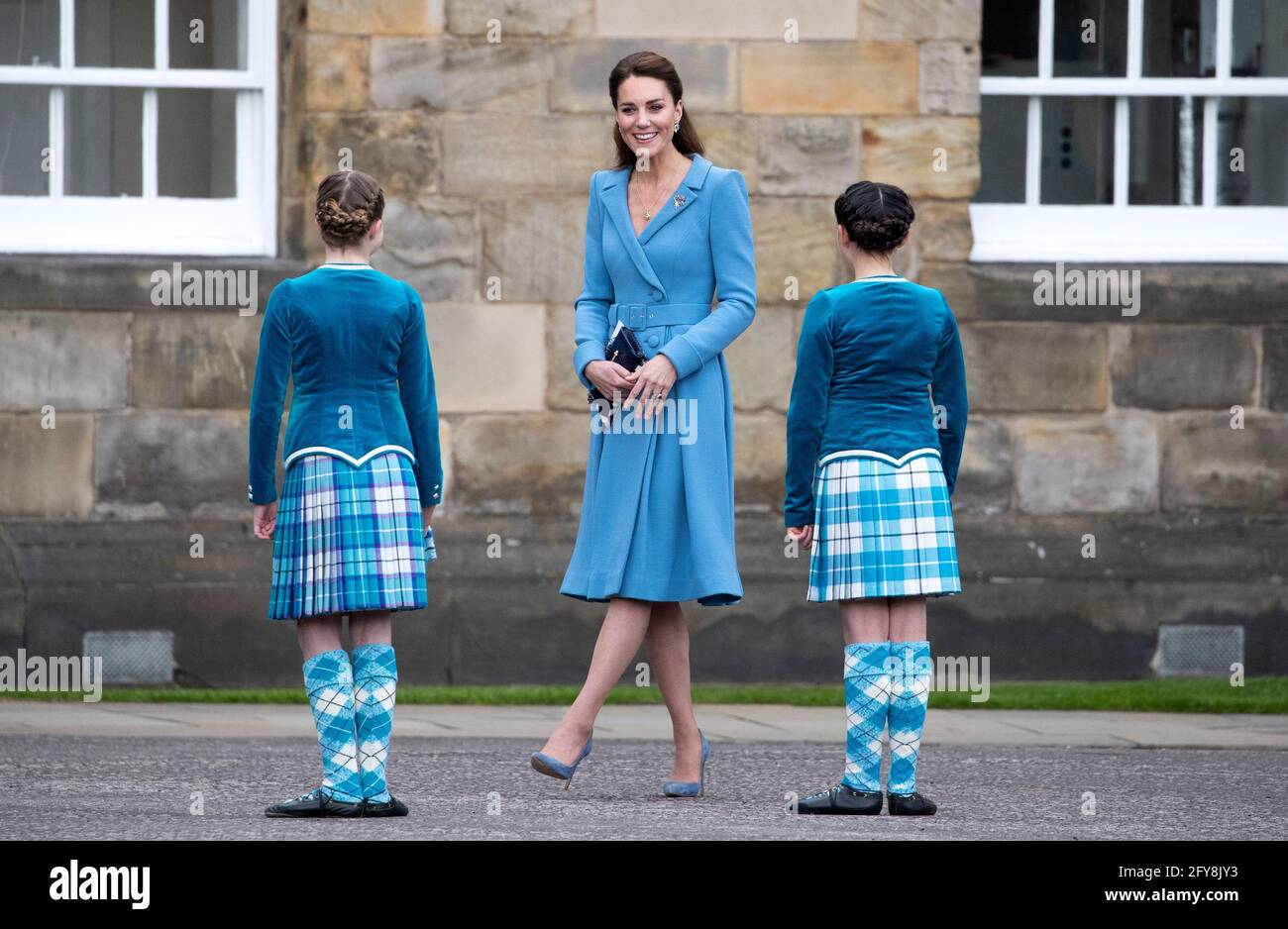 Die Herzogin von Cambridge trifft auf Highland-Tänzer während eines Schlages des Retreats im Palace of Holyroodhouse in Edinburgh. Bilddatum: Donnerstag, 27. Mai 2021. Stockfoto