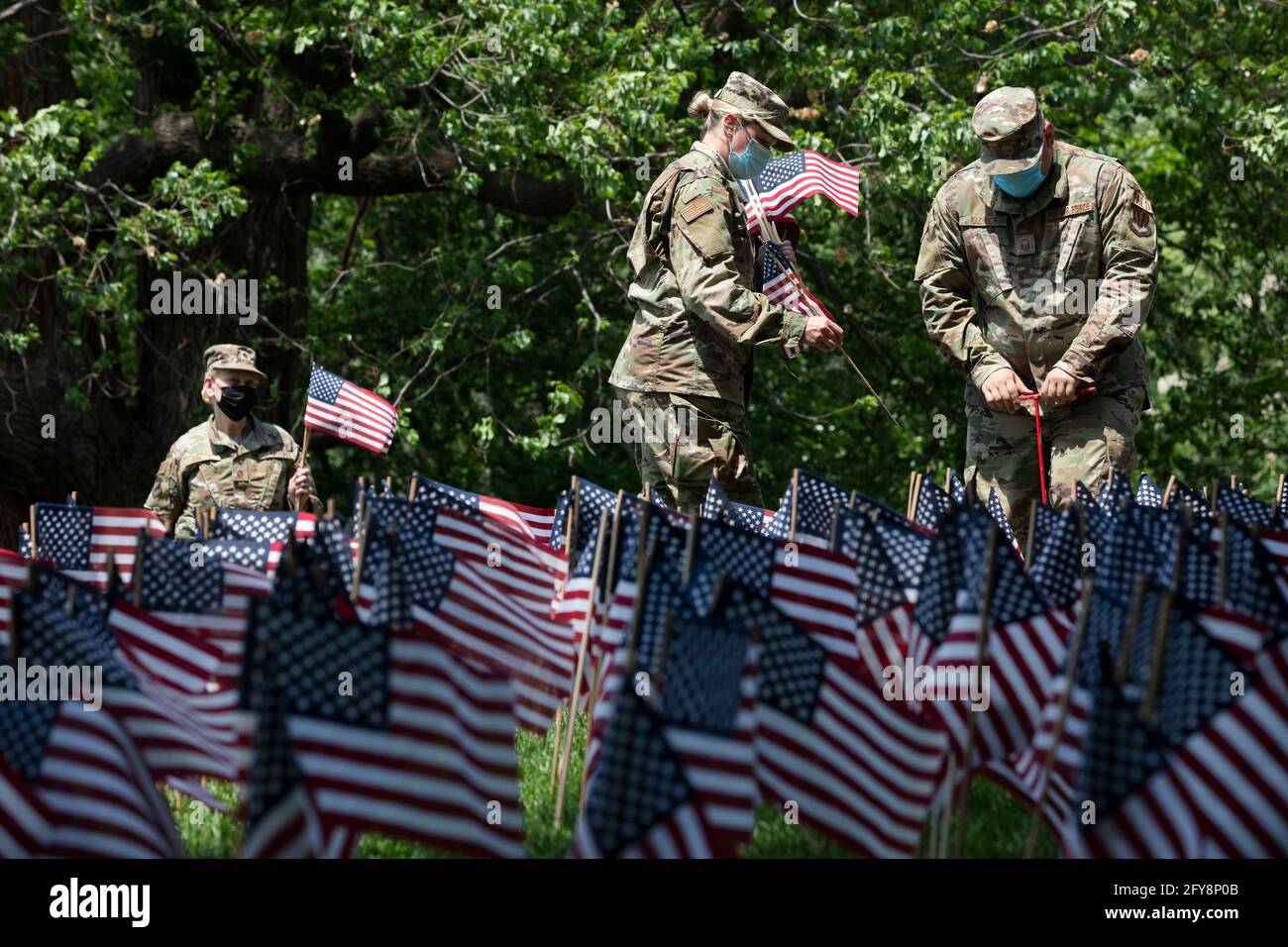 Soldaten der Nationalgarde von Massachusetts bringen US-Flaggen auf Boston Gemeinsam vor dem Memorial Day Stockfoto