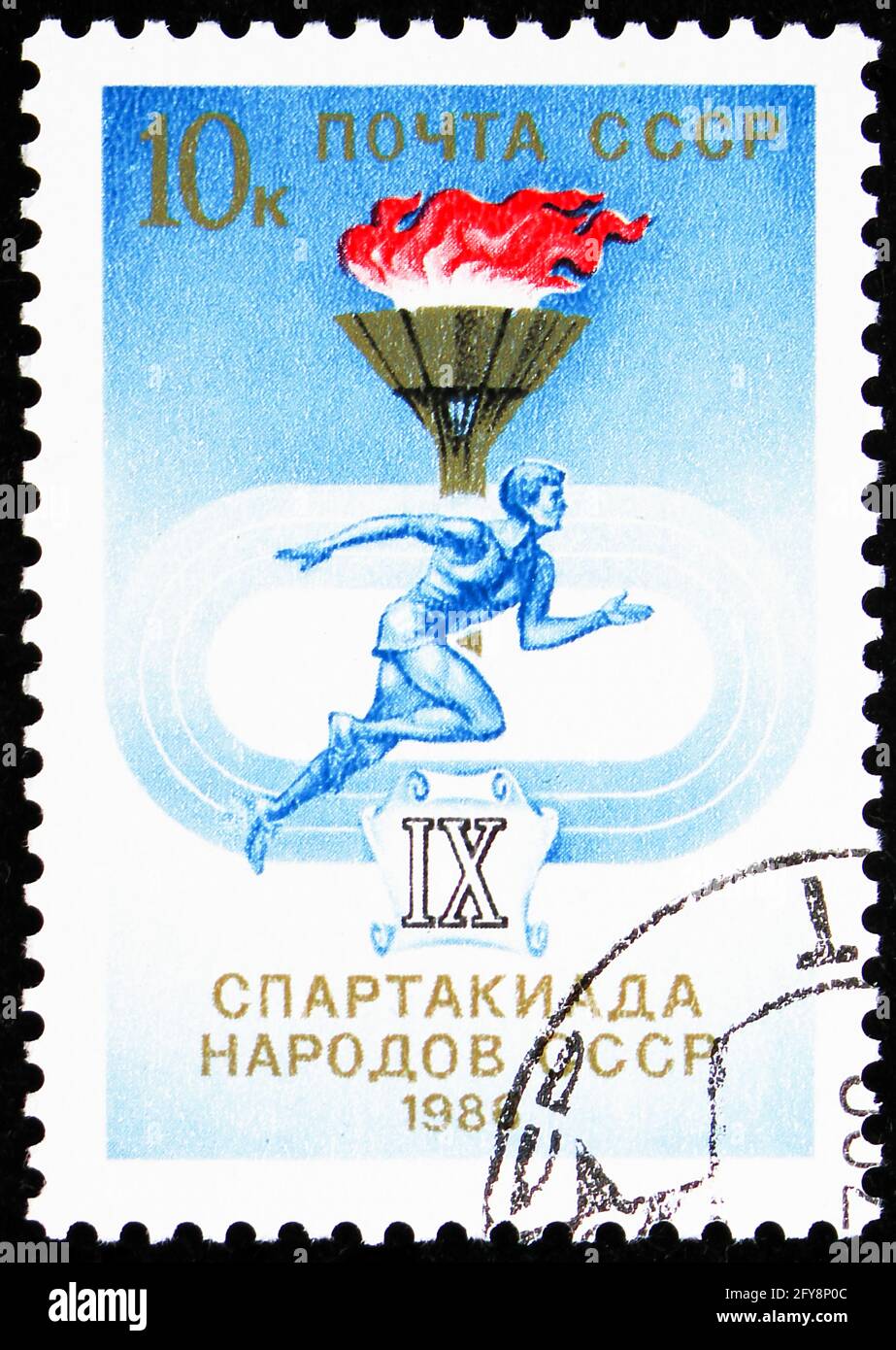 MOSKAU, RUSSLAND - 22. AUGUST 2019: Briefmarke gedruckt in der Sowjetunion (Russland) gewidmet IX Spartakiada der UdSSR, Sport-Serie, um 1986 Stockfoto