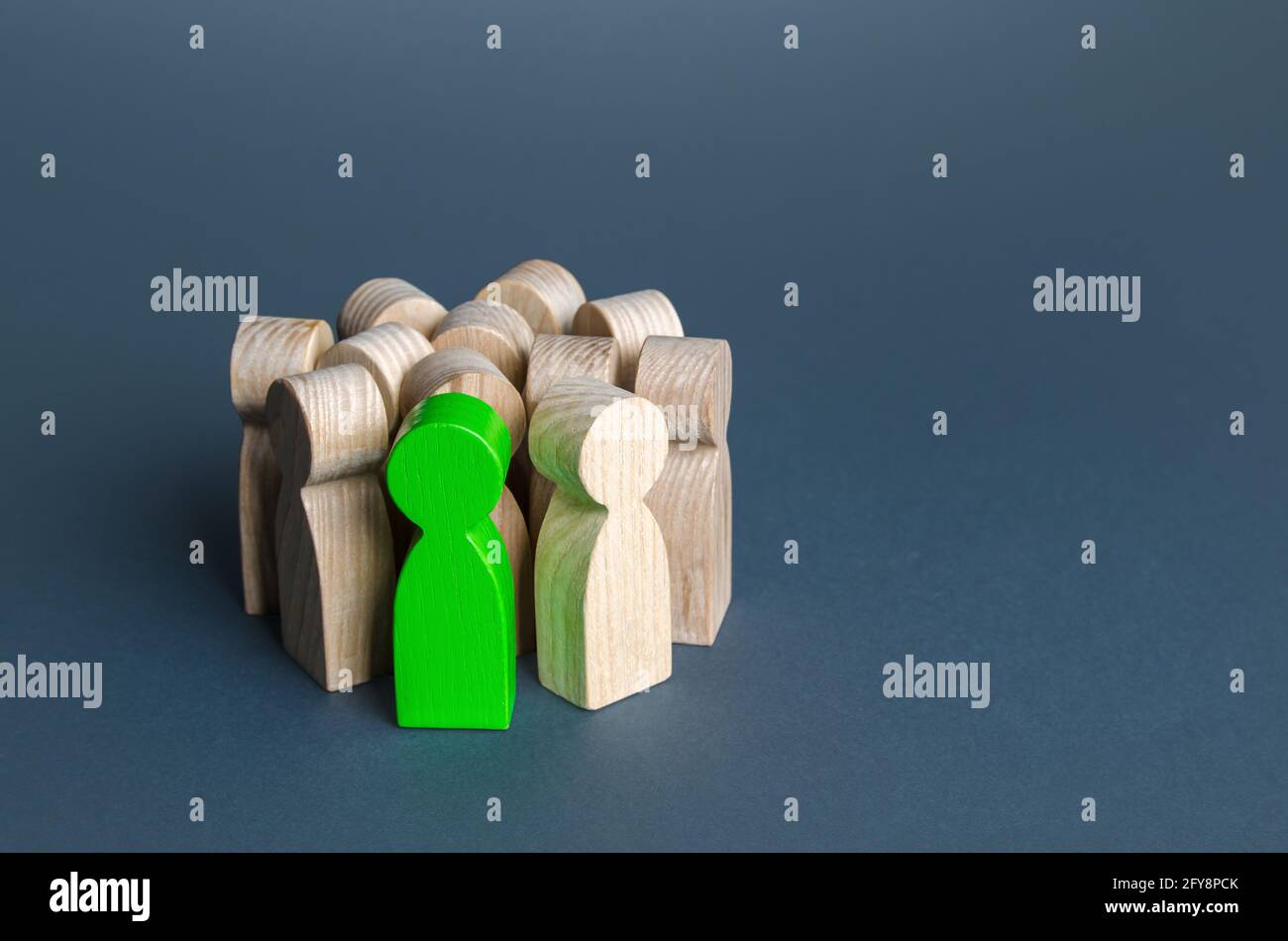 Ein grüner Mann steht in einer Menschenmenge. Einstellung eines talentierten Kandidaten. Suchen Sie nach einer Person. Vielversprechend. Anders als andere. Sei etwas Besonderes. Wertvoll Stockfoto