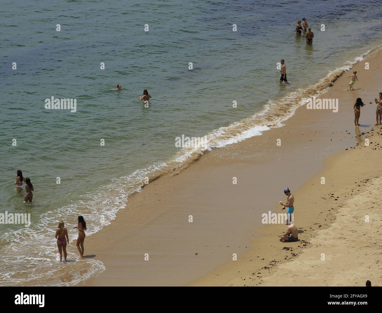 ESTORIL, LISSABON/PORTUGAL. Mai 2021. (INT) Wiedereröffnung des Tourismus in Portugal. 27. Mai 2021, Lissabon, Portugal: Bewegung der Badegäste am Strand von Poca, am Rande der Uferpromenade, zwischen den Festungen Sao Joao und Velho, an diesem Donnerstag (27). Während viele Länder damit kämpfen, die Ausbreitung von Covid-19 einzudämmen, hat Portugal praktisch die Kontrolle über die Pandemie und erlebt einen Plan zur Wiedereröffnung. Quelle: Edson De Souza/TheNews2 Quelle: Edson De Souza/TheNEWS2/ZUMA Wire/Alamy Live News Stockfoto