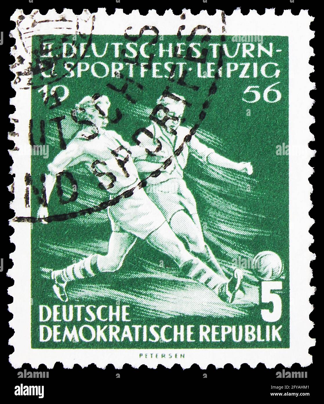 MOSKAU, RUSSLAND - 23. SEPTEMBER 2019: Briefmarke gedruckt in Deutschland, Demokratische Republik, zeigt Fußball, 2. Deutsches Gymnastik- und Sportfest, Stockfoto
