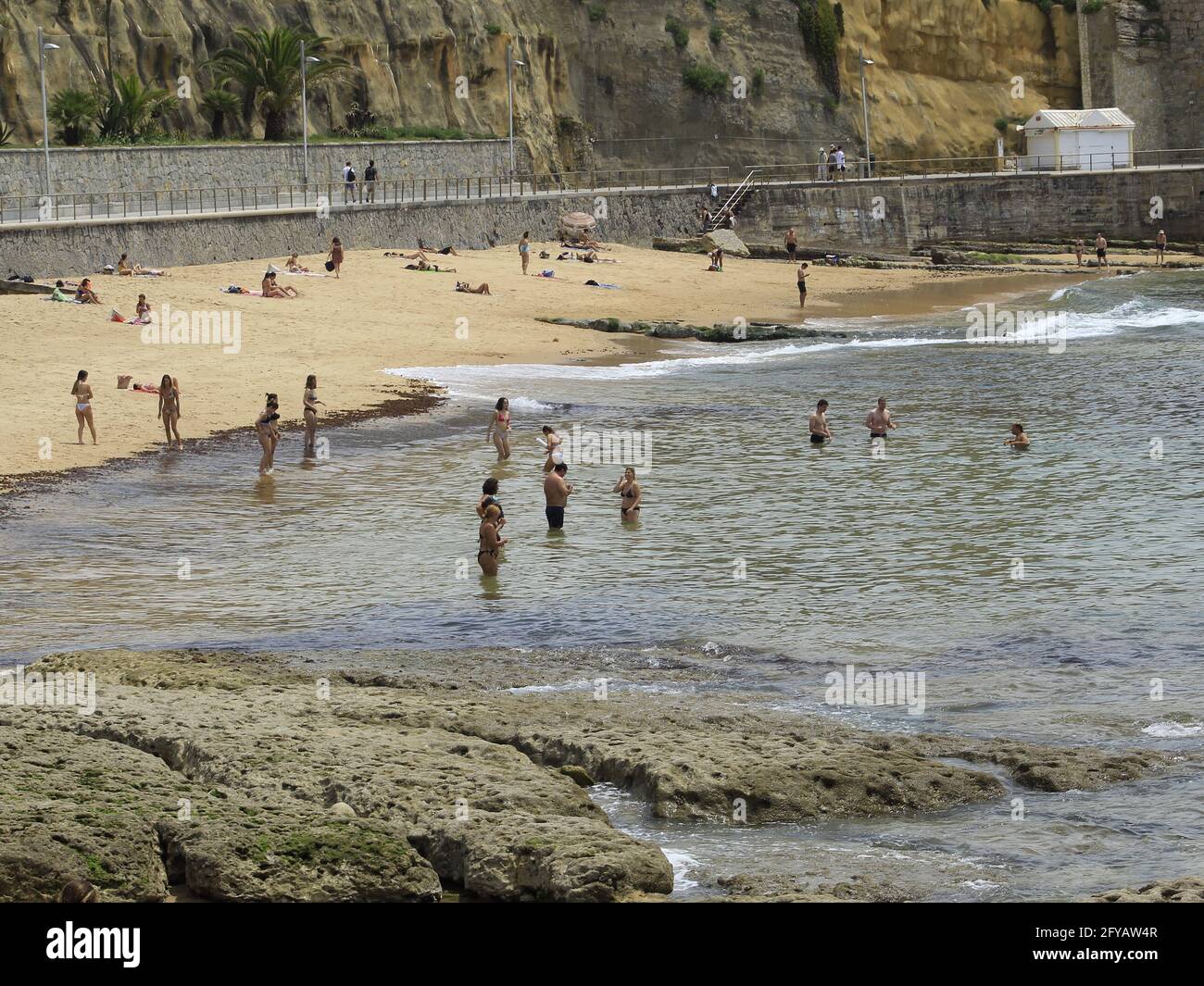 ESTORIL, LISSABON/PORTUGAL. Mai 2021. (INT) Wiedereröffnung des Tourismus in Portugal. 27. Mai 2021, Lissabon, Portugal: Bewegung der Badegäste am Strand von Poca, am Rande der Uferpromenade, zwischen den Festungen Sao Joao und Velho, an diesem Donnerstag (27). Während viele Länder damit kämpfen, die Ausbreitung von Covid-19 einzudämmen, hat Portugal praktisch die Kontrolle über die Pandemie und erlebt einen Plan zur Wiedereröffnung. Quelle: Edson De Souza/TheNews2 Quelle: Edson De Souza/TheNEWS2/ZUMA Wire/Alamy Live News Stockfoto