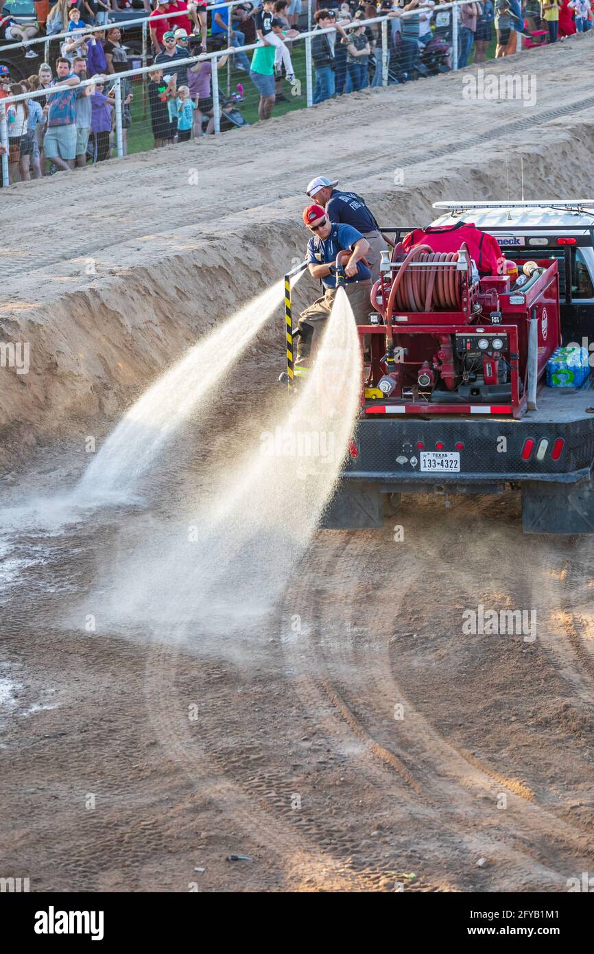 Burnett, Texas, USA. 10. April 2021. Die Arena am Abriss-Derby verwässern. Stockfoto