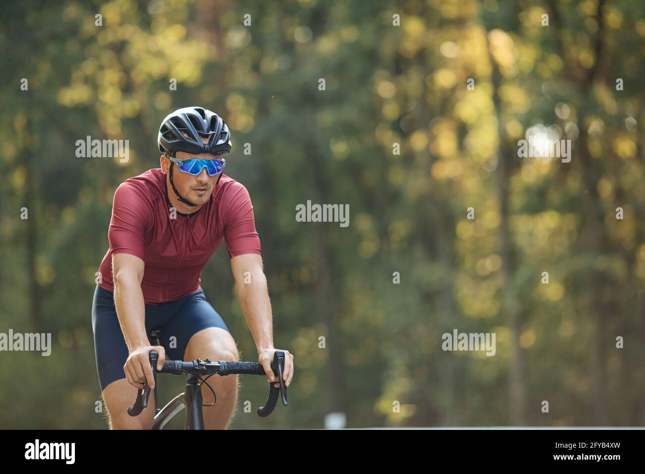 Starker Mann, der im Freien Fahrrad fährt Stockfoto